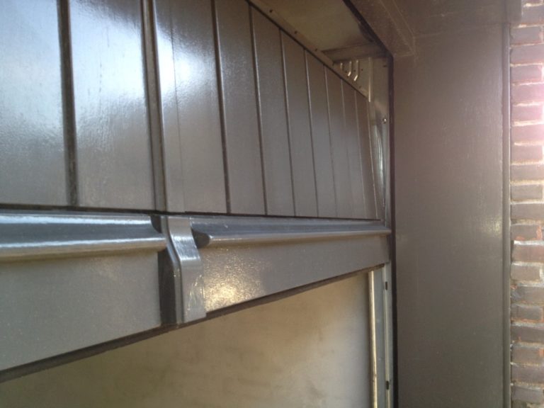 Houten sectionaaldeur met verticale profilering