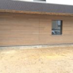 Elektrisch-houten-garagepoort-geinegreerd-in-de-gevel