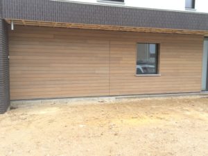 Elektrisch-houten-garagepoort-geinegreerd-in-de-gevel