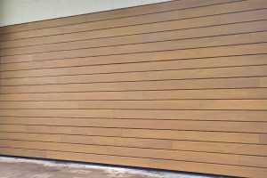 Houten-voordeur-en-garagedeur-in-dezelfde-stijl-sm3