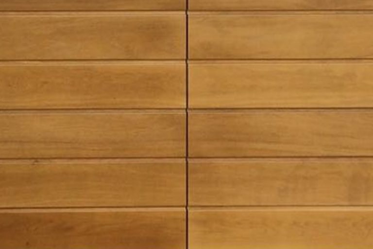 Brede latten houten garagedeur