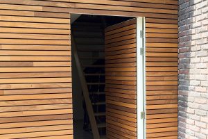 houten-garagedeur-en-voordeur-in-de-gevel-1