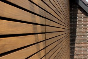 houten-garagedeur-en-voordeur-in-de-gevel-3