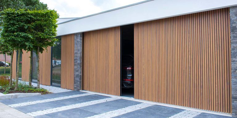 Dubbele zijwaartse garagedeur afrormosia