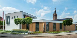 Dubbele zijwaartse garagedeur afrormosia