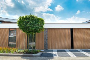 Dubbele-houten-zijwaartse-garagedeur-van-afrormosia-latten-b