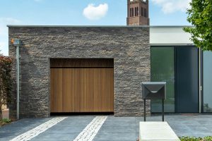 Dubbele-houten-zijwaartse-garagedeur-van-afrormosia-latten-c