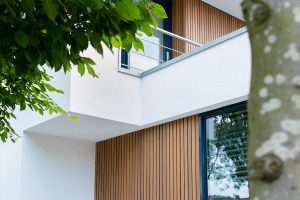 Dubbele-houten-zijwaartse-garagedeur-van-afrormosia-latten-d