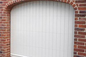 witte-houten-sectionaaldeur-klassiek-verticale-profilering-62