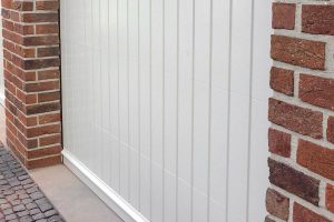 witte-houten-sectionaaldeur-klassiek-verticale-profilering-71