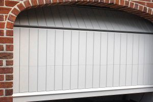 witte-houten-sectionaaldeur-klassiek-verticale-profilering-9