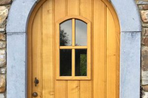 Eiken-garagedeur-en-voordeur-in-dezelfde-stijl-1