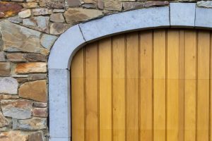 Eiken-garagedeur-en-voordeur-in-dezelfde-stijl-32