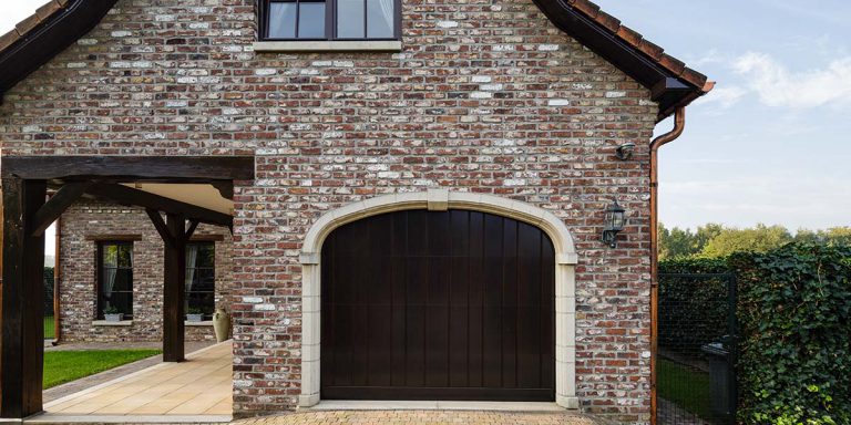 Elektrisch houten garagedeur