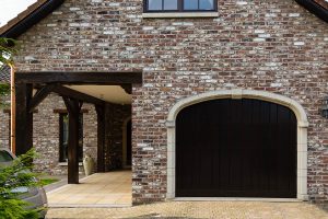 Elektrisch houten garagedeur verticaal-b