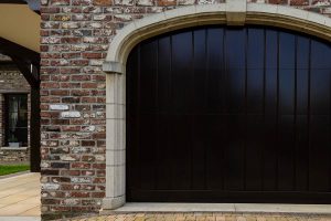 Elektrisch-houten-garagedeur-verticaal-c