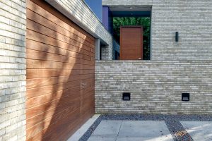 houten-garage-deur-afrormosia-gevelbekleding-voordeur