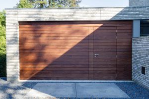 houten-garage-deur-afrormosia-gevelbekleding-voordeur-3