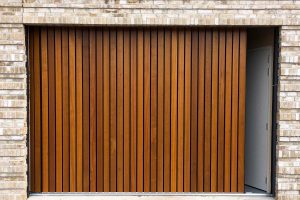 Zijwaartse-sectionaaldeur-verticale-latten-Maleisische-Meranti-5