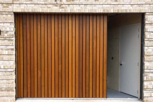 Zijwaartse-sectionaaldeur-verticale-latten-Maleisische-Meranti-4