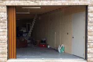 Zijwaartse-sectionaaldeur-verticale-latten-Maleisische-Meranti-