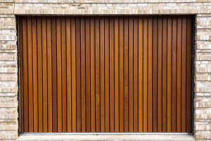 Zijwaartse-sectionaaldeur-verticale-latten-Maleisische-Meranti-6