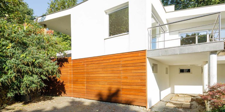 houten sectionaaldeuren met gevelbekleding