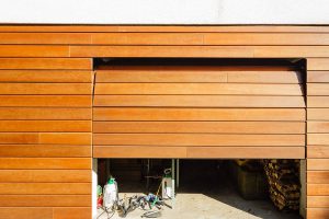 elektrische-houten-sectionaalpoort-en-houten-loopdeur-geintegreerd-in-de-gevel_1