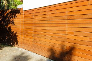 elektrische-houten-sectionaalpoort-en-houten-loopdeur-geintegreerd-in-de-gevel_2