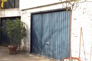 elektrische-houten-sectionaalpoort-en-houten-loopdeur-geintegreerd-in-de-gevel_oud