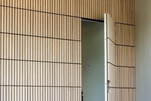 houten-sectionaaldeur-verticaal-bamboe-2