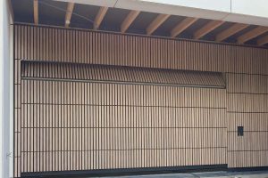 houten-sectionaaldeur-verticaal-bamboe-3