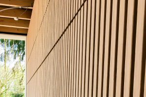 houten-sectionaaldeur-verticaal-bamboe-1