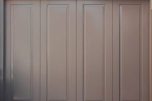 Houten-zijdelinkse-garagepoort-uitgevoerd-in-cassettemotief-11