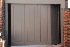 Houten-zijdelinkse-garagepoort-uitgevoerd-in-cassettemotief-31