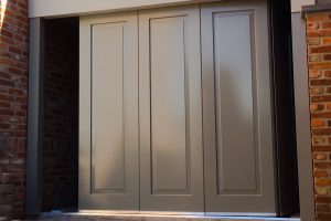 Houten-zijdelinkse-garagepoort-uitgevoerd-in-cassettemotief-41