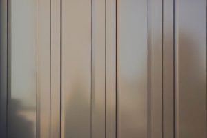 Houten-zijdelinkse-garagepoort-uitgevoerd-in-cassettemotief-5