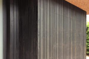 Zwarte-houten-sectionaal-garagedeur-verticaal-geprofileerd-11