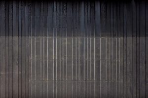 Zwarte-houten-sectionaal-garagedeur-verticaal-geprofileerd-22