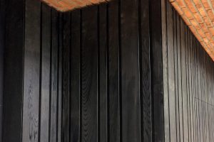 Zwarte-houten-sectionaal-garagedeur-verticaal-geprofileerd-51