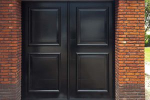 Elektrische-openslaande-garagedeur-uitgevoerd-als-sectionaaldeur-01