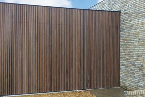 plato-garagedeur-verticaal-gelijk-in-de-wand-met-loopdeur-3