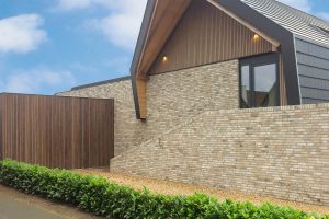 plato-garagedeur-verticaal-gelijk-in-de-wand-met-loopdeur-4