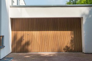 Houten-zijwaartse-sectionaaldeur-en-loopdeur-van-Afrormosia-hout-1