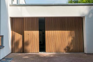 Houten zijwaartse sectionaaldeur-en-loopdeur van Afrormosia hout