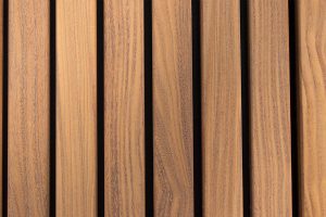 Houten-zijwaartse-sectionaaldeur-en-loopdeur-van-Afrormosia-hout-3