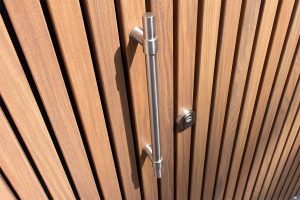 Houten-zijwaartse-sectionaaldeur-en-loopdeur-van-Afrormosia-hout-4