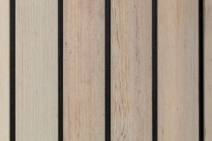 verticale-garagedeur-en-loopdeur-in-1-vlak-met-de-wand-Red-Cedar-latten-8