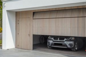 verticale-garagedeur-en-loopdeur-in-1-vlak-met-de-wand-Red-Cedar-latten-2