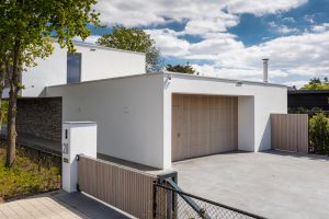 verticale-garagedeur-en-loopdeur-in-1-vlak-met-de-wand-Red-Cedar-latten-3